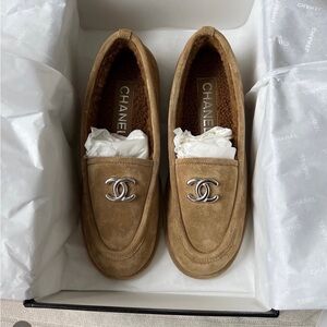 CHANEL 2025 SHEARLING LINED SUEDE CALFSKIN CC LOAFERS MOCCASINS SHOES SIZE 38